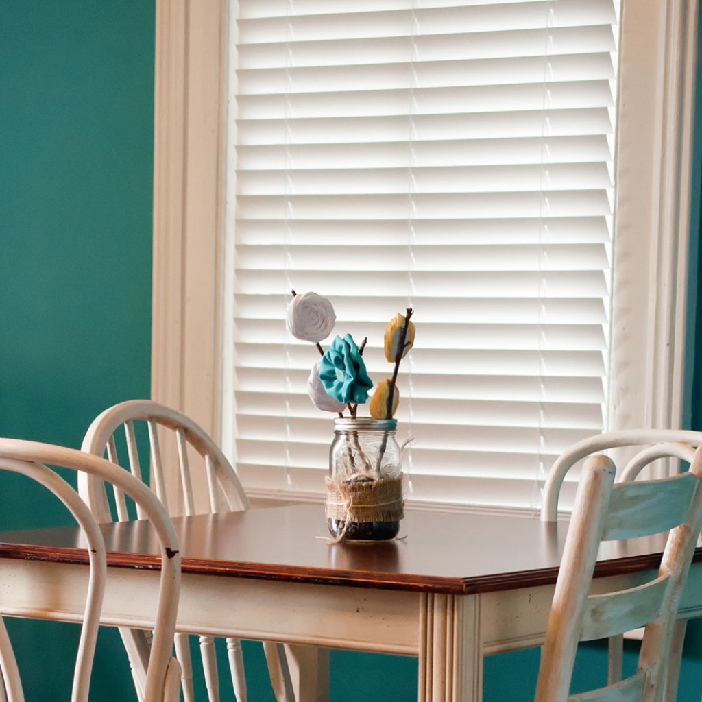 Light dining room with blinds