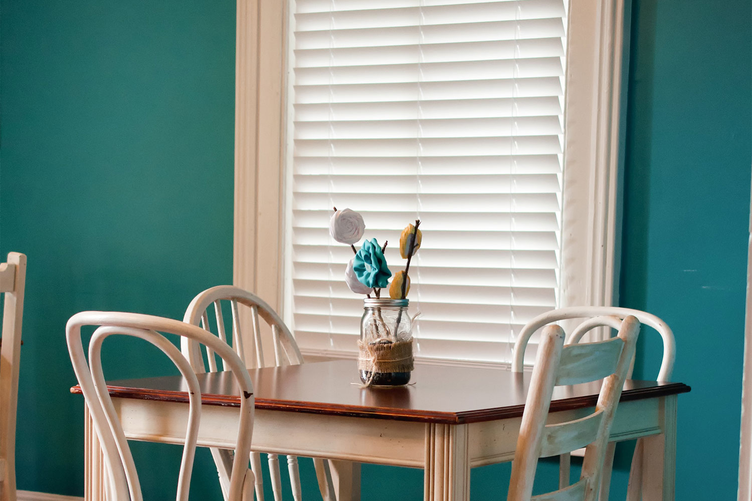 Light dining room with blinds