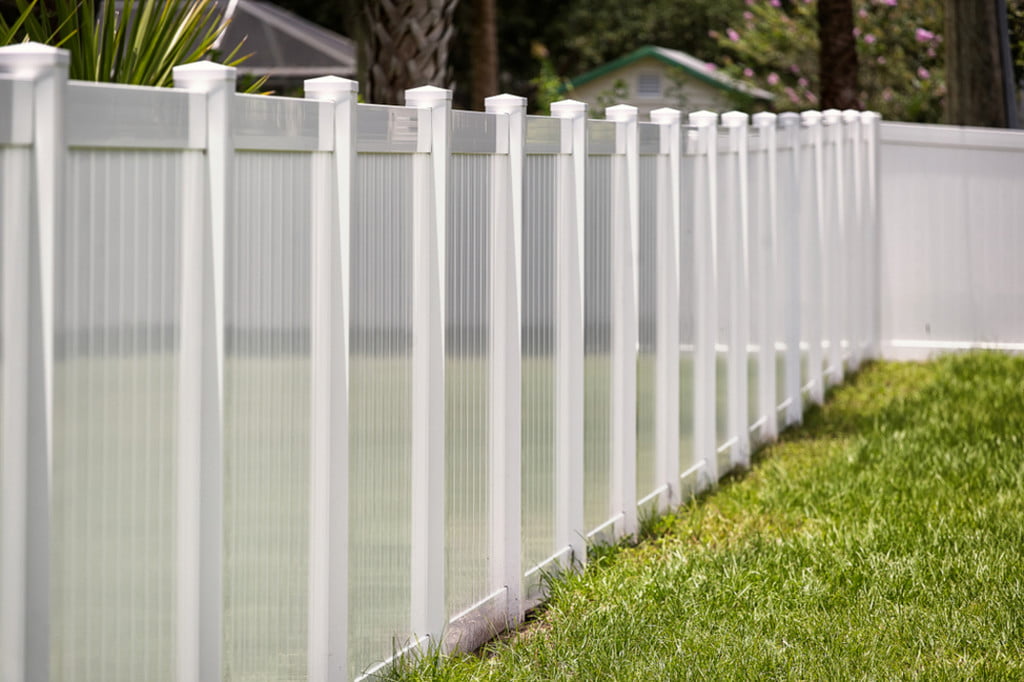 Privacy vinyl fence