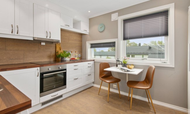 Laminate kitchen with backsplash