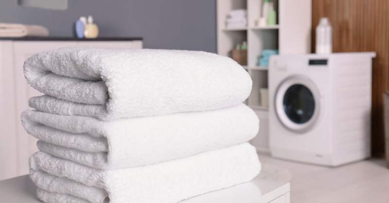 https://www.21oak.com/wp-content/uploads/sites/7/2021/03/best-white-bath-towels.jpg?resize=800%2C418&p=1