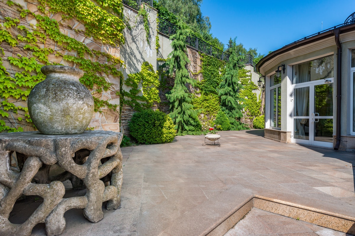 Stone paving on the patio
