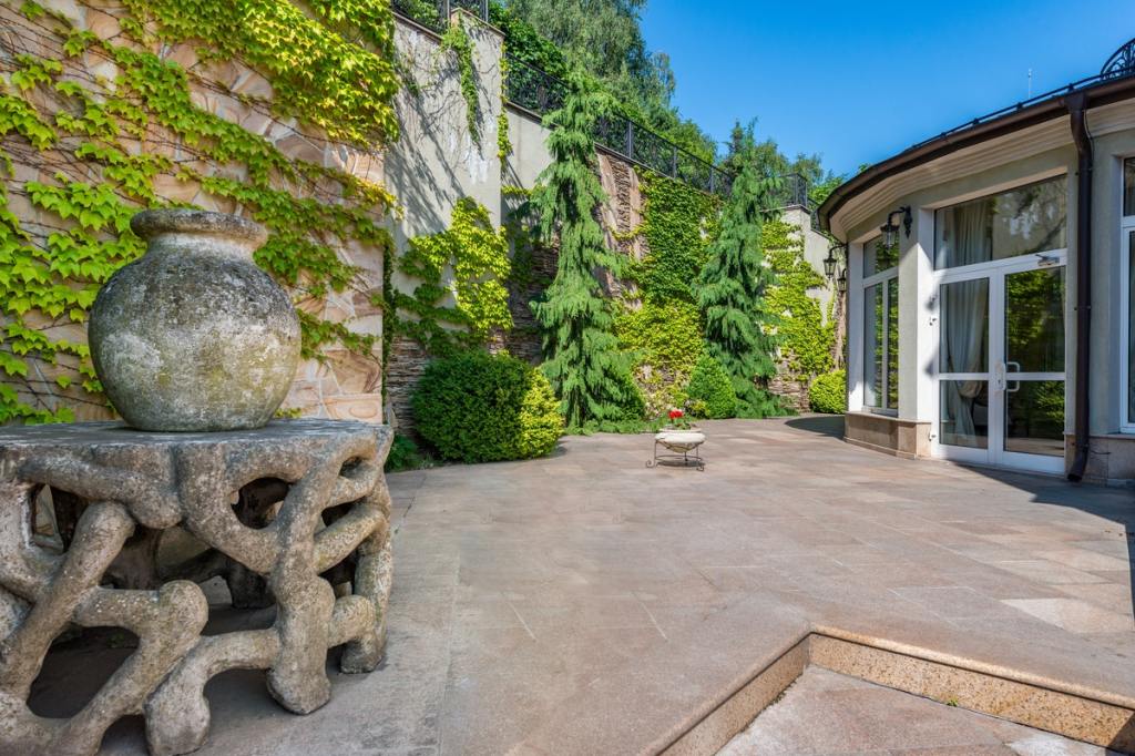 Stone paving on the patio