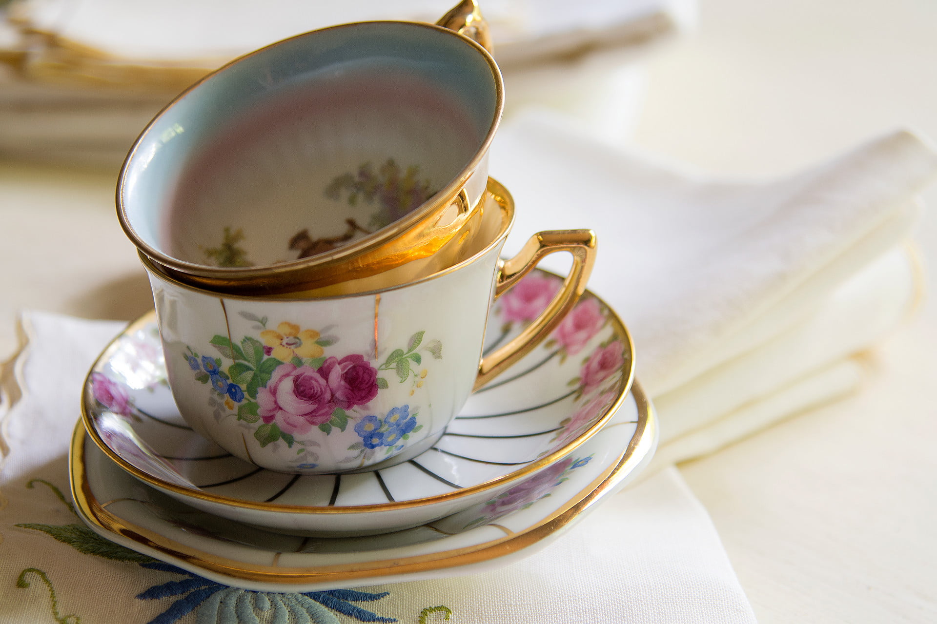 What Is Better Bone China Or Porcelain 