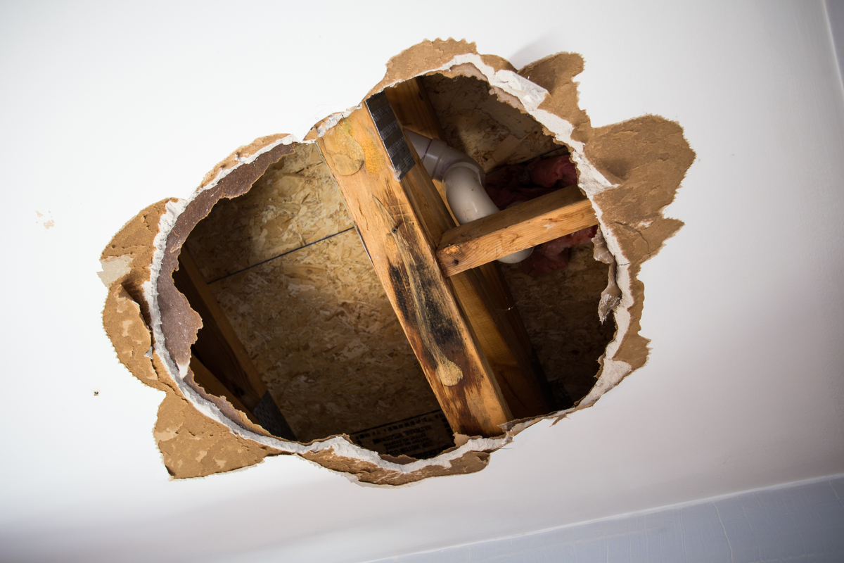 How To Repair A Large Hole In Drywall | 21Oak