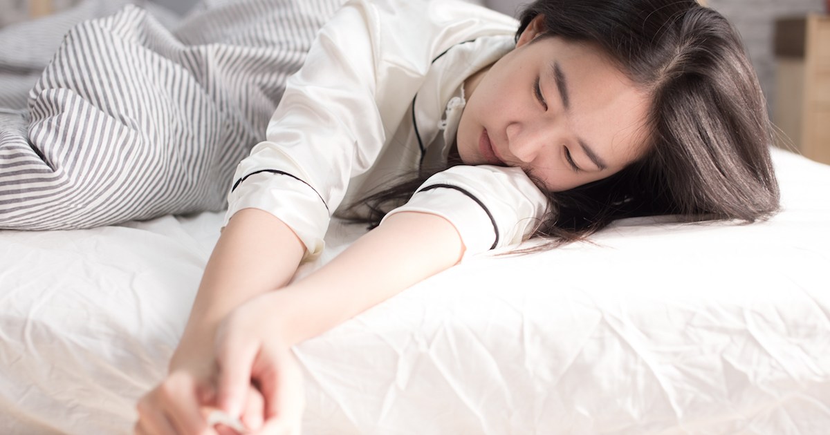 Are There Benefits to Sleeping Without a Pillow? 21Oak