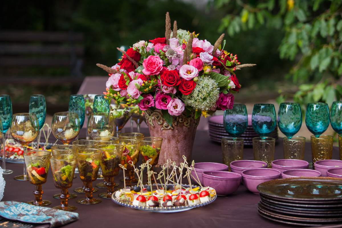 3 interesting outdoor table centerpieces perfect for dinner outdoors