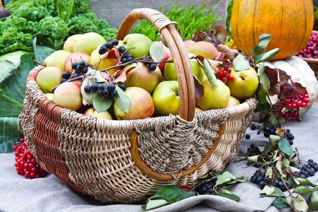 Green apples basket centerpiece