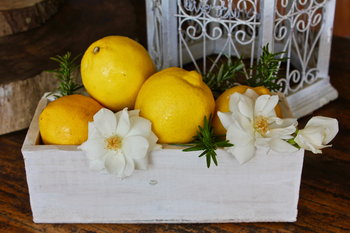 Lemons and white flowers as spring decorating ideas