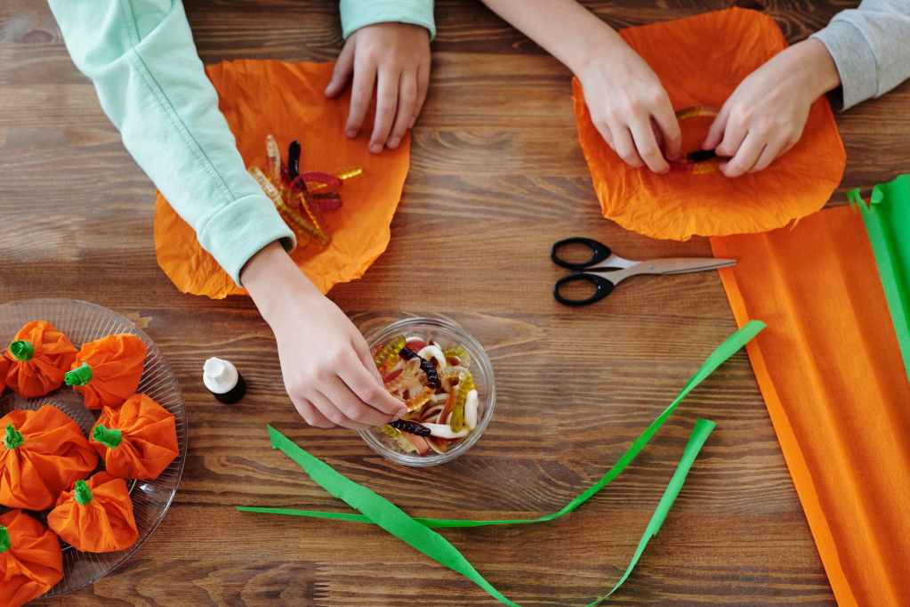 Halloween craft for kids with paper pumpkins