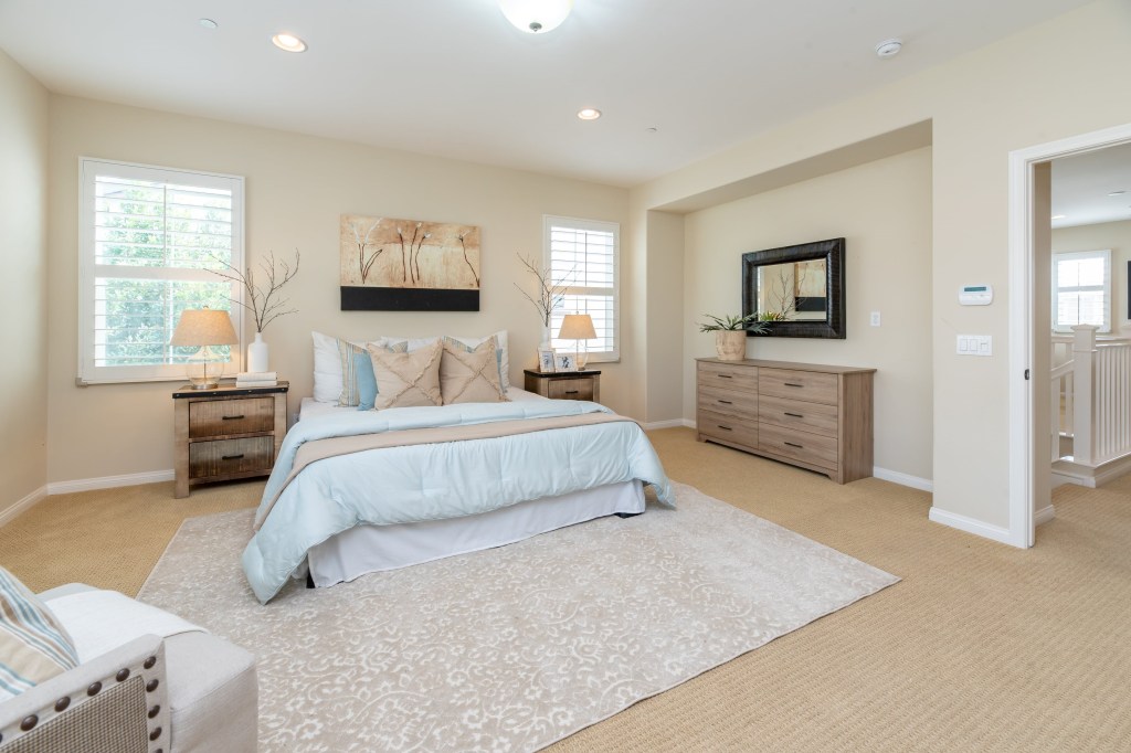 bedroom-bed-rug-dresser