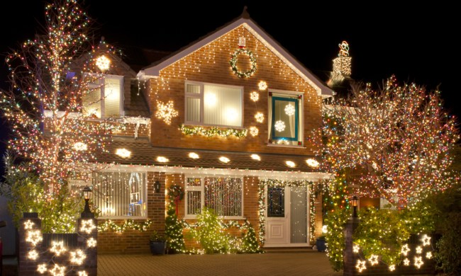 house exterior with christmas lights display