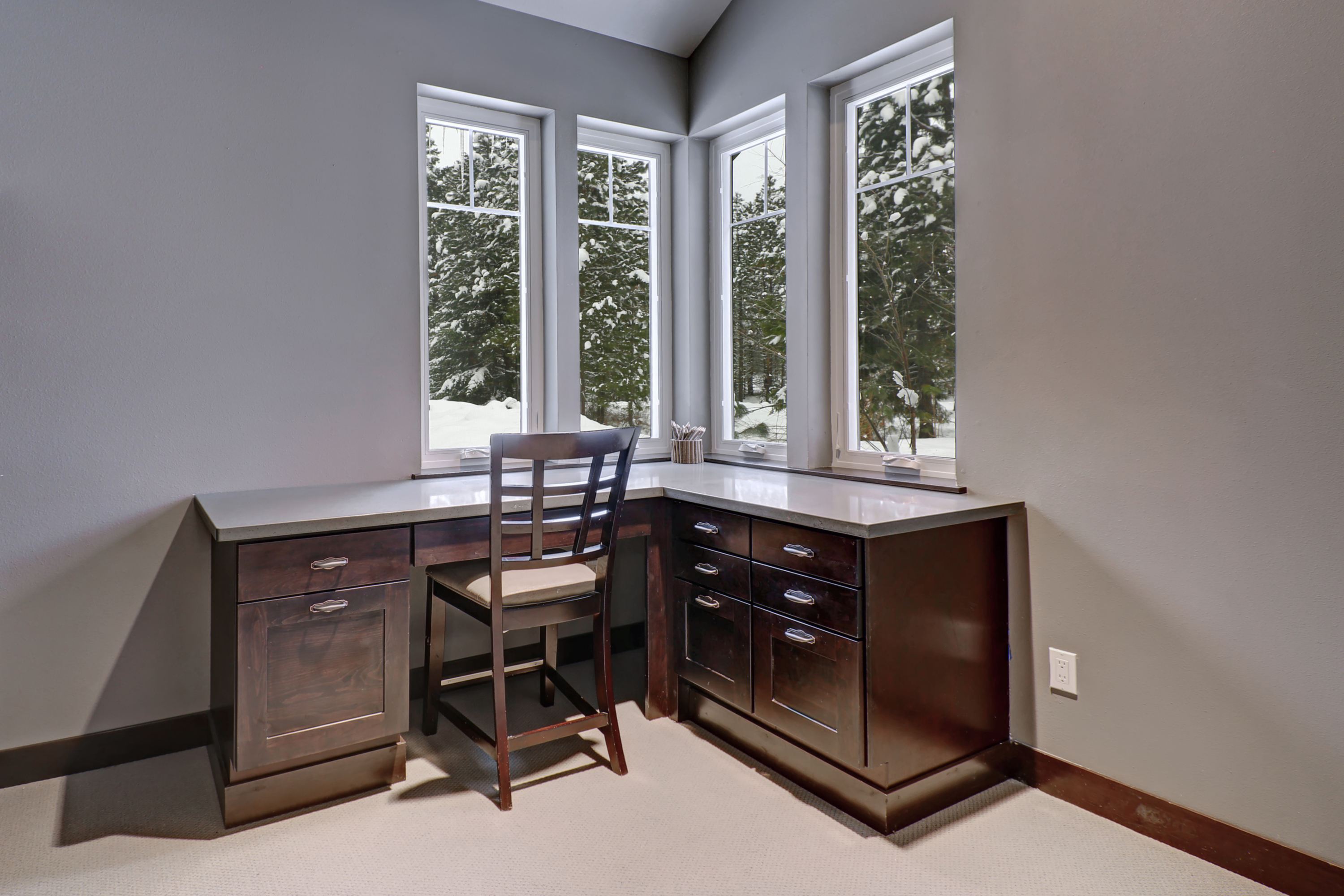 Corner desk with drawers