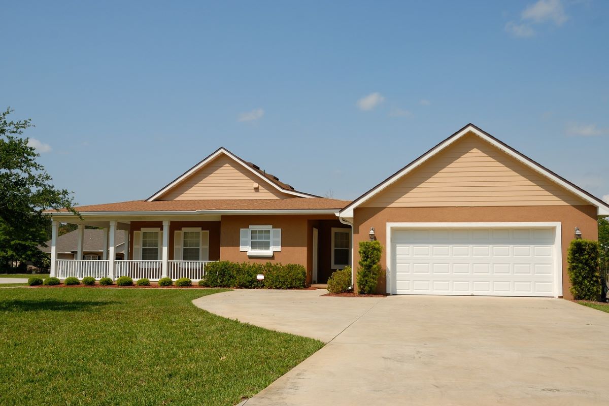 ranch style house with nice grass