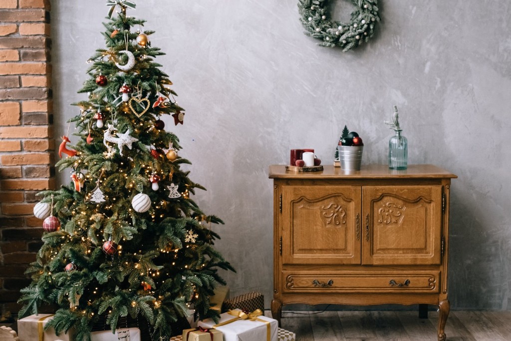 Christmas tree – presents – wreath