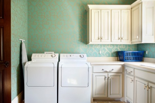Laundry room with mint wallpaper
