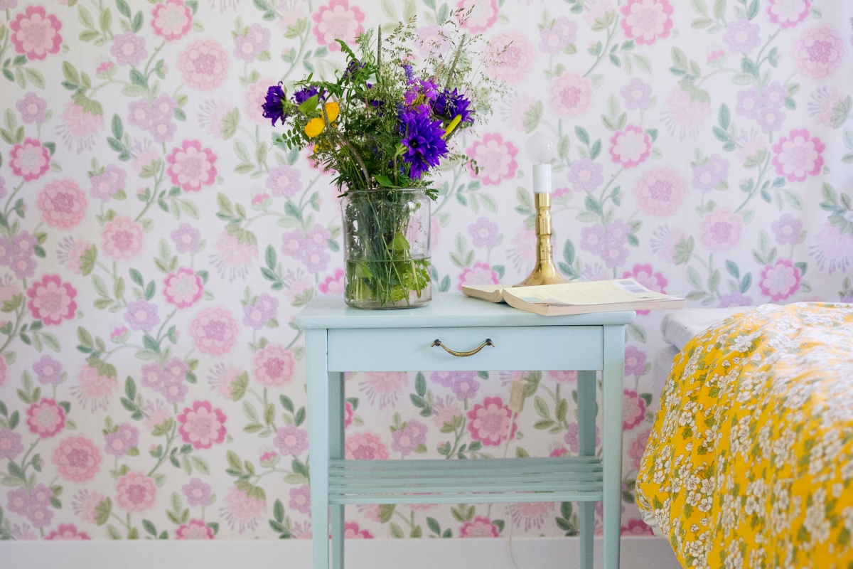 flower patterned wallpaper with flower vase on nightstand