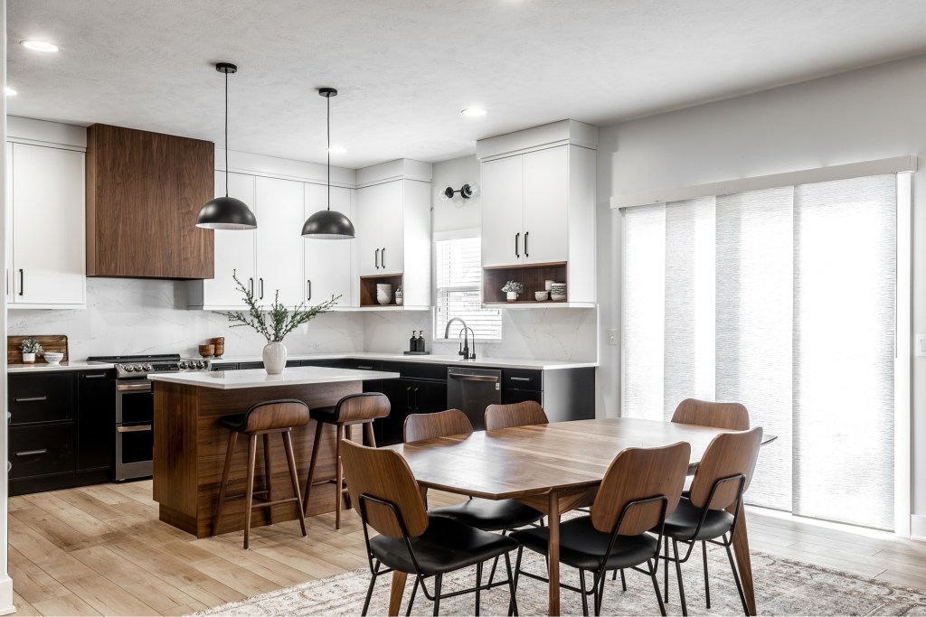 Küche mit dunklen Schränken und dunklem Holz, inspiriert vom Mid-Century-Design