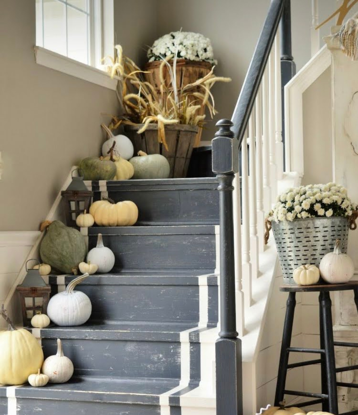 fall pumpkin staircase decor