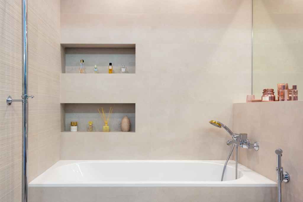 Bathtub with two large shower niches
