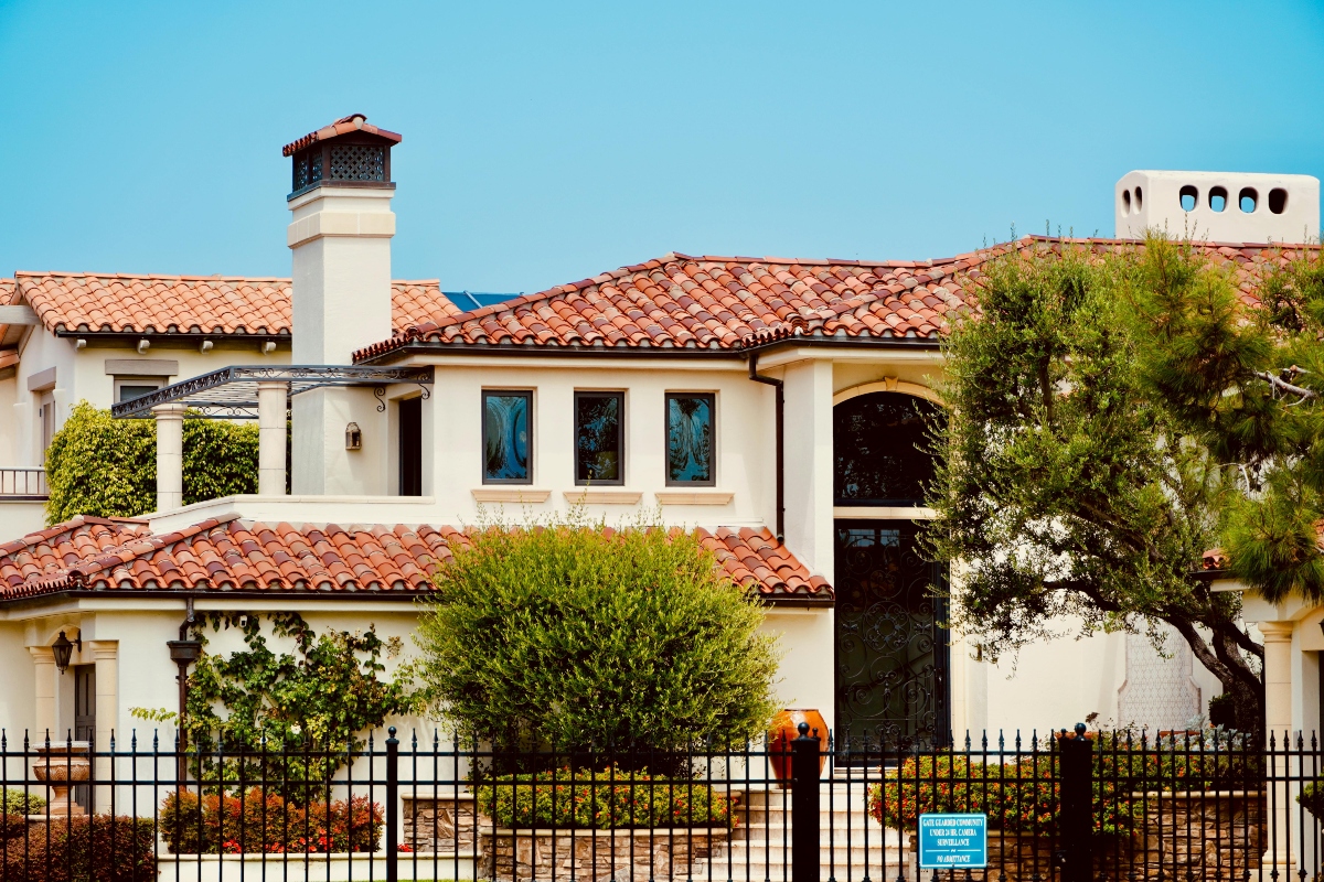 Califronia villa home with stucco exterior and red tiled roof