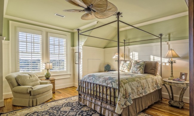 Coastal farmhouse bedroom decor